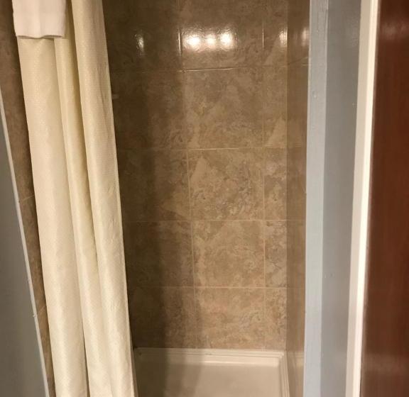 فندق على الطريق Travelers Inn