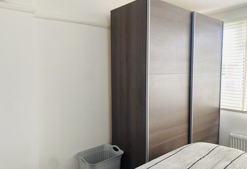 Резиденция Inviting 4 Bed House In Leeds