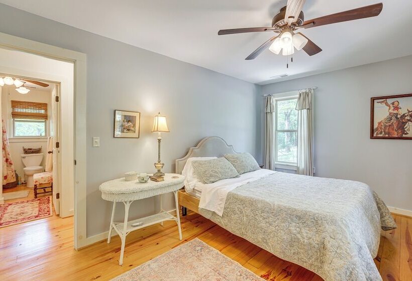 Charming Lawley Cottage: Deck, Fire Pit & Yard!