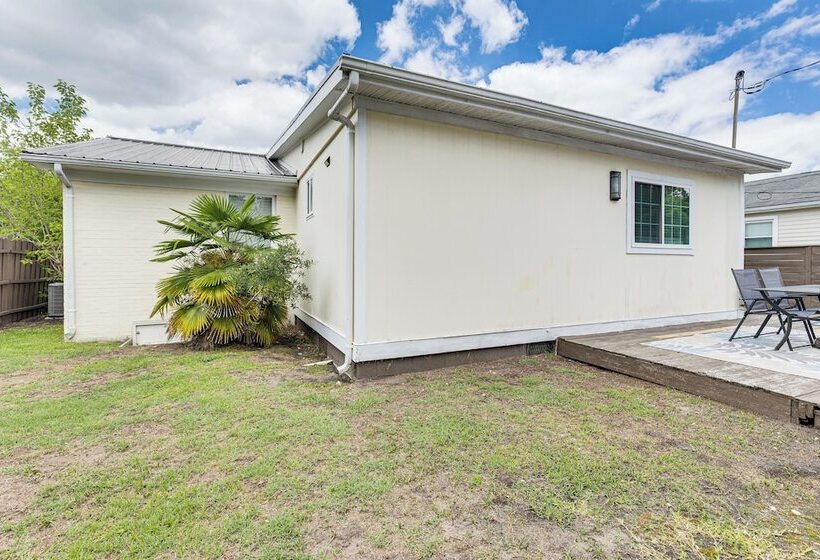 Charming Morehead City Home: 2 Mi To Beach Access