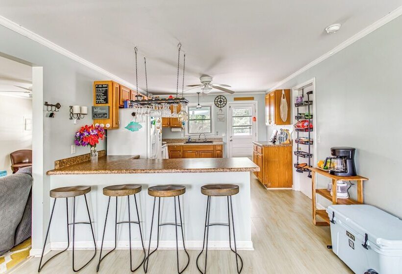 Charming Shallotte Home ~ 4 Mi To Ocean Isle Beach