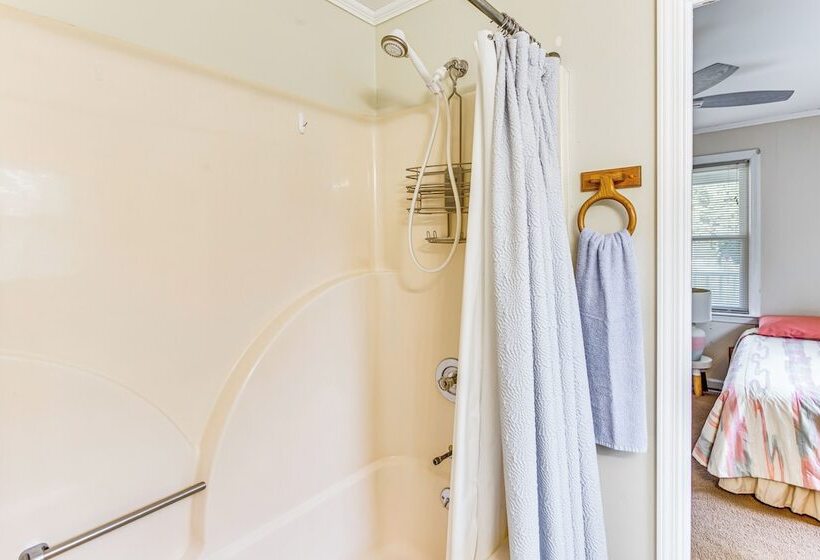 Charming Shallotte Home ~ 4 Mi To Ocean Isle Beach