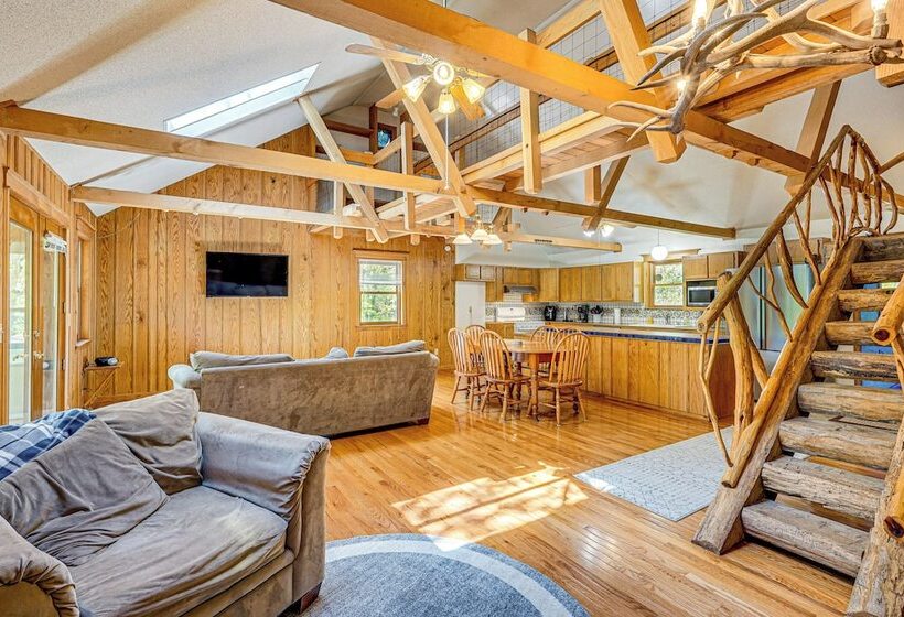 Historic Clark Cabin W/ Deck & Fishing Pond Access