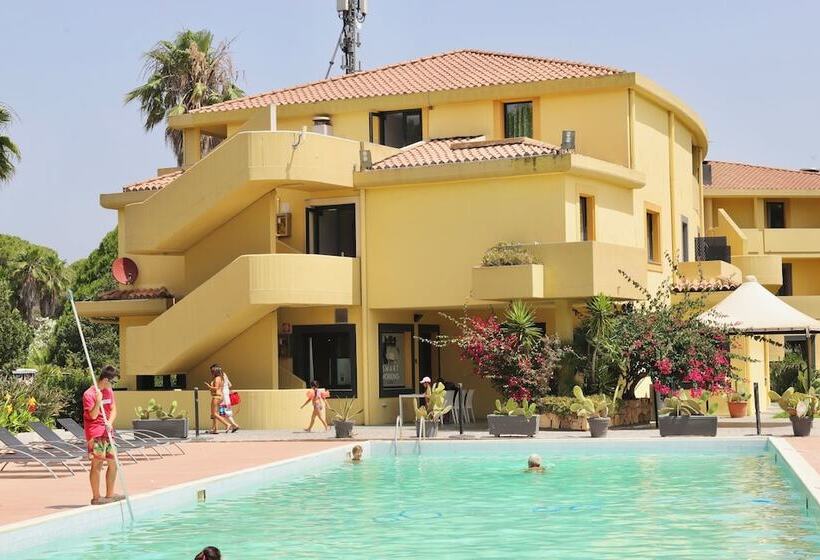 호텔 With Swmming Pool In Arborea Just 600 Meters From The Sea