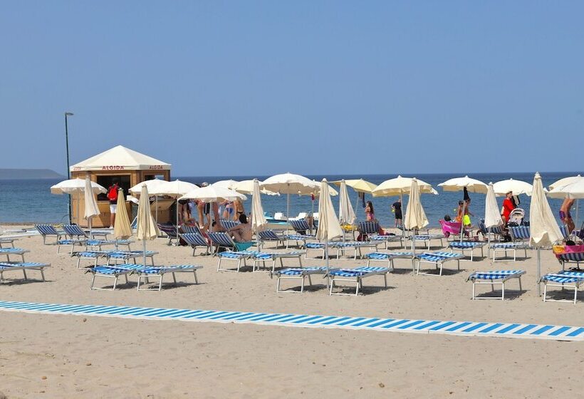 호텔 With Swmming Pool In Arborea Just 600 Meters From The Sea