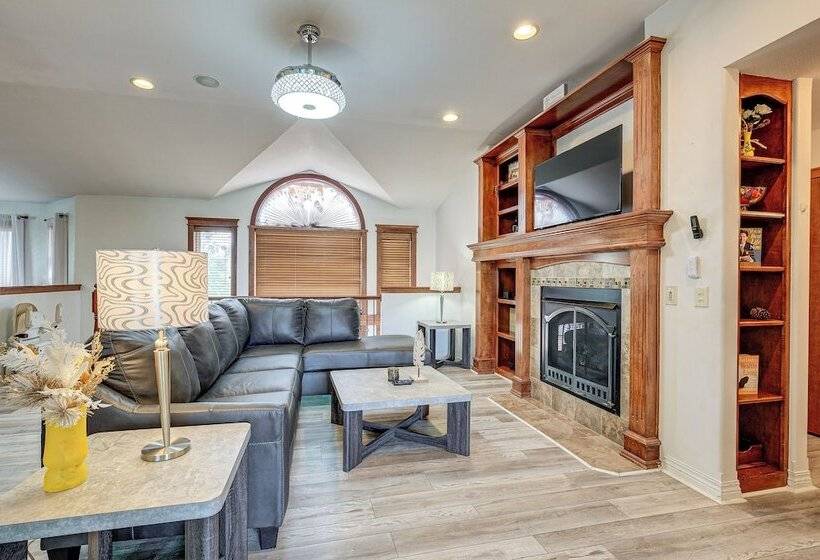 Junction City Home W/ Hot Tub   Near Milford Lake!