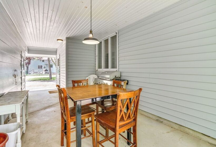 Lakeside Litchfield Home W/ Patio & Gas Grill!