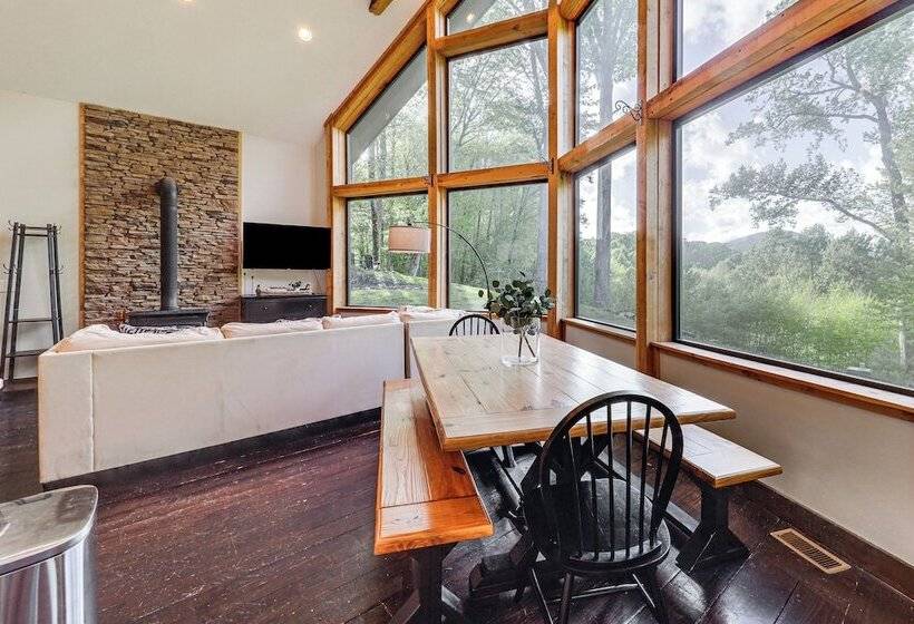 Luxe Appalachian Mountain Cabin W/ Hot Tub, Views