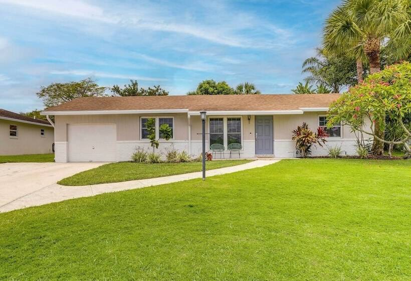 Private Pool + Bar: Palm Beach Gardens Getaway