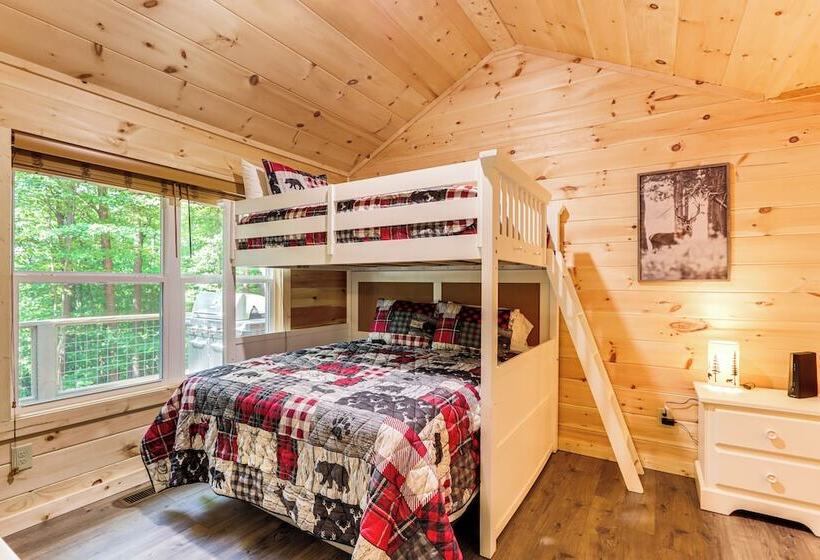 Peaceful Blue Ridge Cabin, Forest View & Fireplace