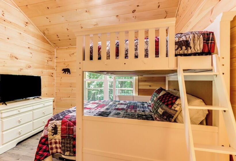 Peaceful Blue Ridge Cabin, Forest View & Fireplace