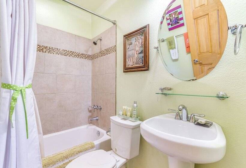 Pensacola Home W/ Private Spa: Walk To Beach!