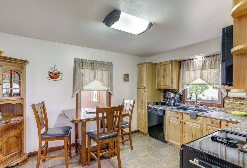 Port Clinton Home: Hot Tub, Steps To Portage River