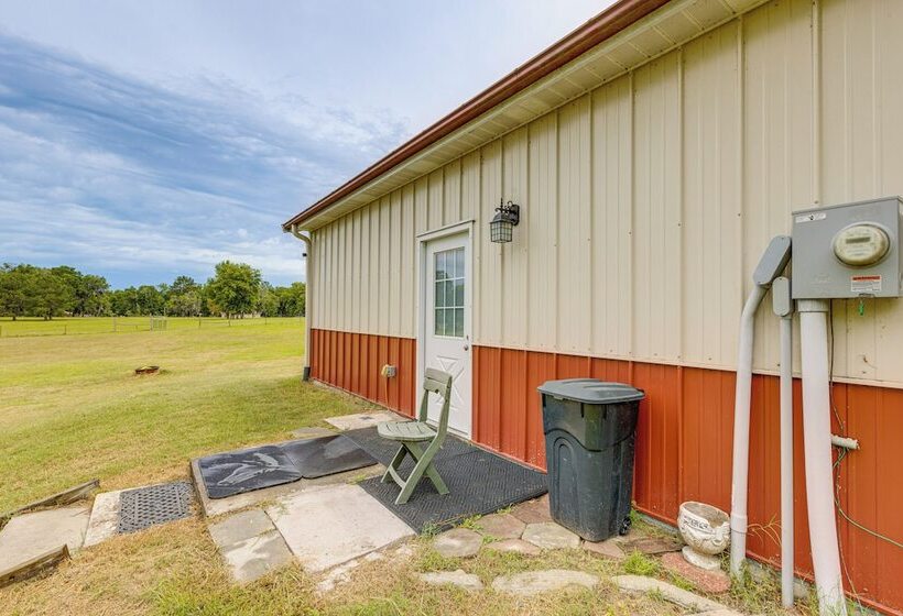 Quaint Archer Farmhouse: Peaceful & Quiet Setting!