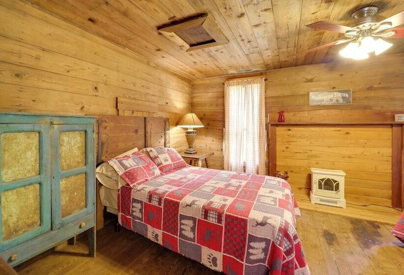 Fire Pit & Hot Tub: Dog Friendly Marion Retreat