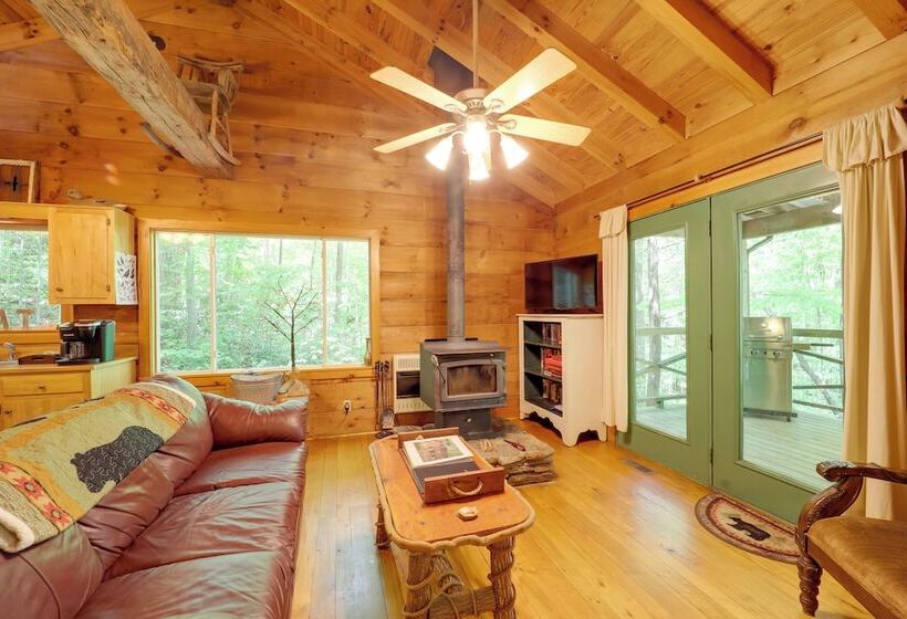 Hot Tub & Trail Access: Relaxing Marion Cabin