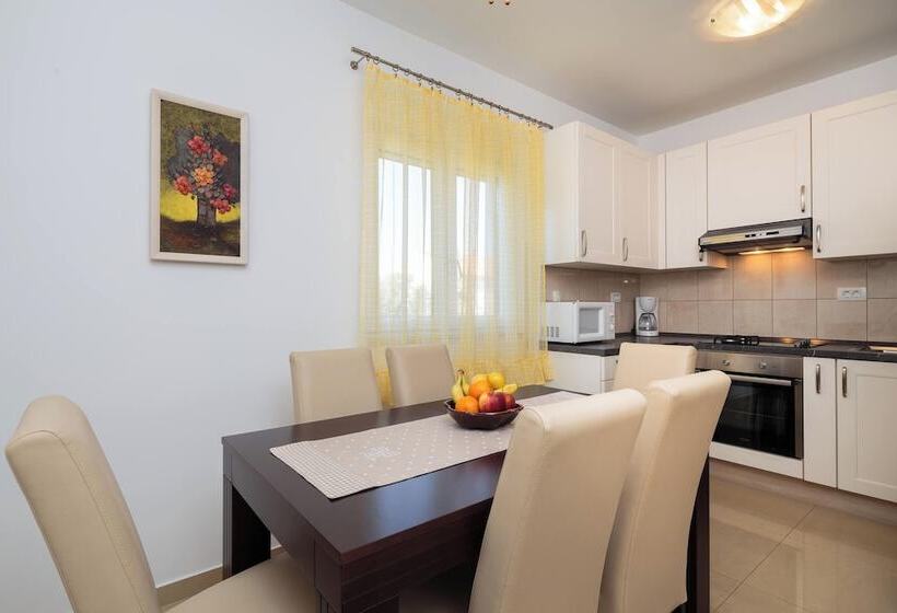 إقامة Impeccable 3 Bed House In Supetar