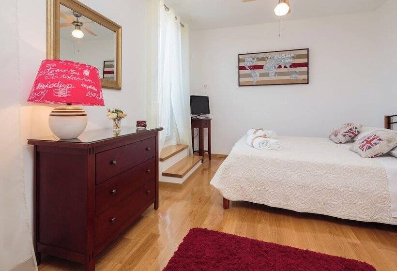 إقامة Impeccable 3 Bed House In Supetar