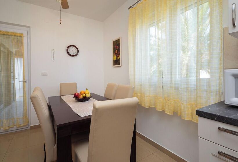 إقامة Impeccable 3 Bed House In Supetar