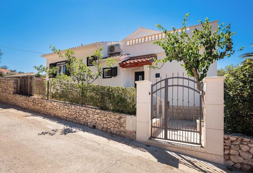 إقامة Impeccable 3 Bed House In Supetar