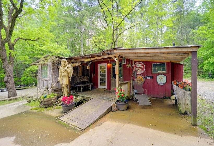 Hot Tub & On Site Trails: Secluded Marion Cabin