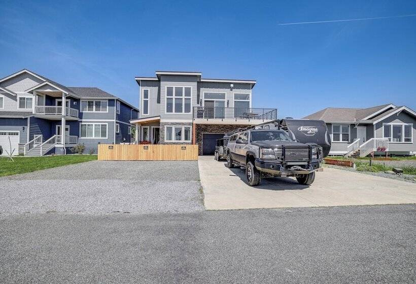 Sleek Ferndale Home W/ Ocean & Mountain Views!