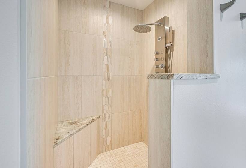 Zephyrhills Home   Lanai & Grill, Near Theme Parks