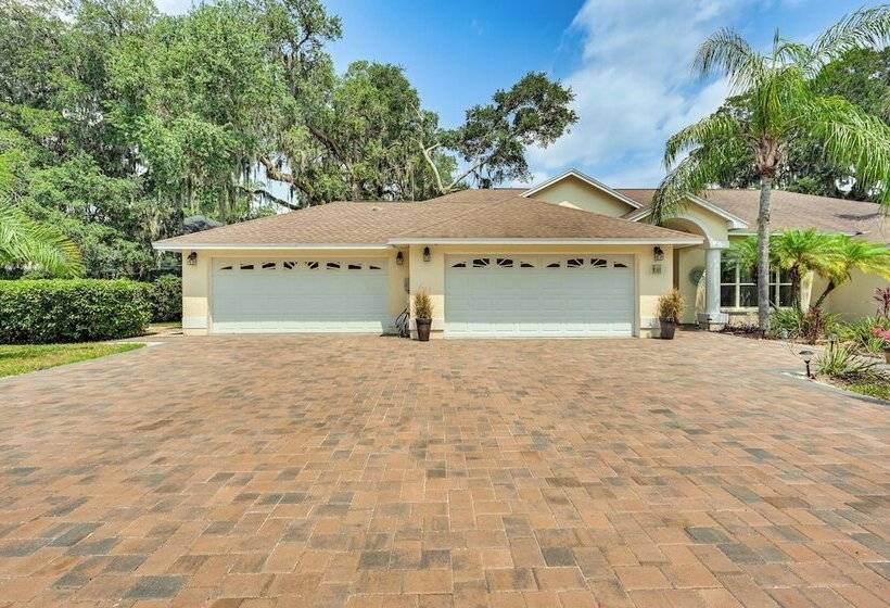 Zephyrhills Home   Lanai & Grill, Near Theme Parks