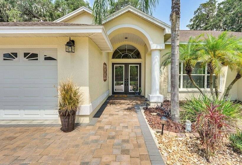 Zephyrhills Home   Lanai & Grill, Near Theme Parks