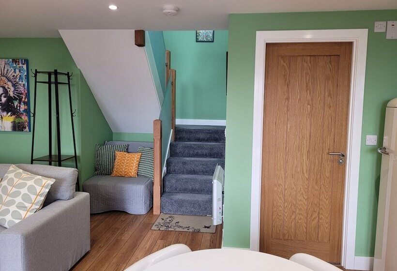 فندق Forest Cedar Lodge, Cinderford, Sleeps 4