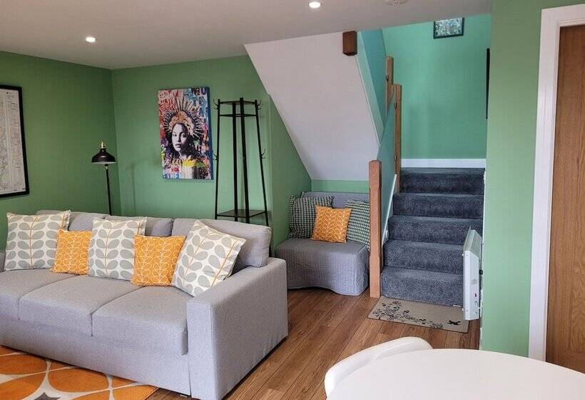 فندق Forest Cedar Lodge, Cinderford, Sleeps 4