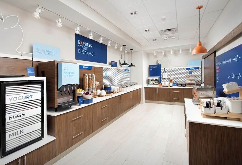 Отель Holiday Inn Express & Suites Fort Walton Beach   Eglin Area, An Ihg