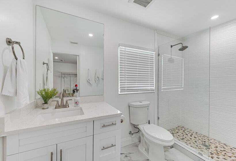 Naples Escape W/ Furnished Patio & Private Pool!