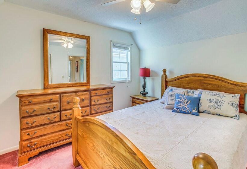 Oak Island Family Vacation Home < 1 Mi To Beach!