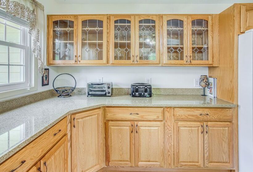 Oak Island Family Vacation Home < 1 Mi To Beach!