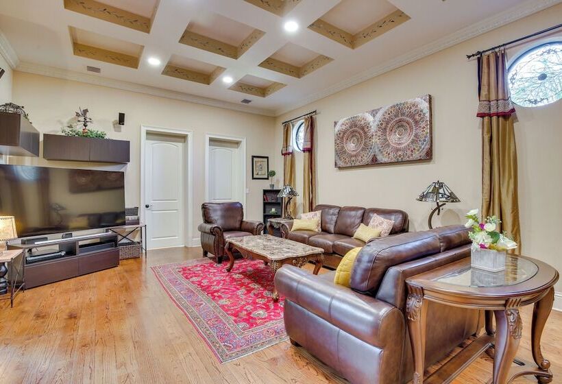 Ornate Hollywood Retreat, 2 Mi To Beach & Park!