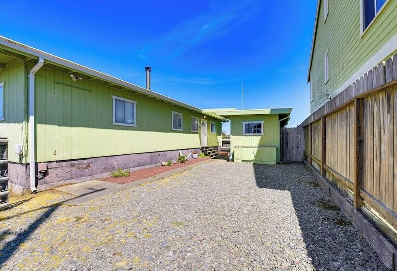 Peaceful Eureka Beach Cottage W/ 30 Foot Dock