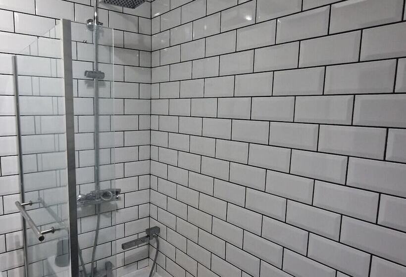 إقامة Charming 4 Bed House In Wednesbury