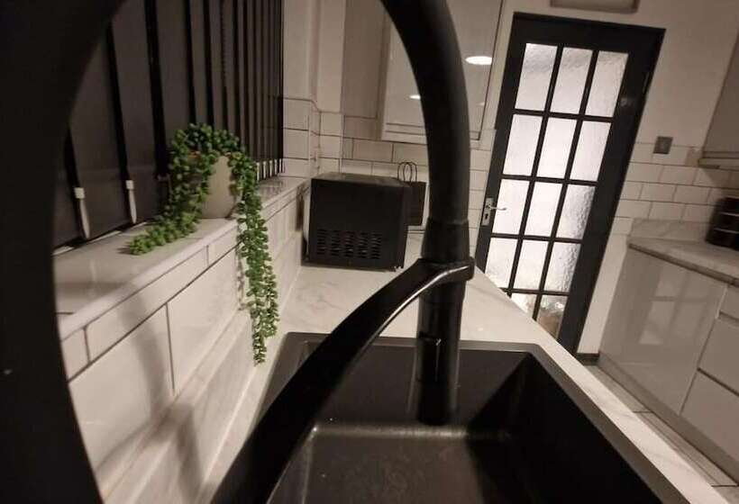 إقامة Charming 4 Bed House In Wednesbury