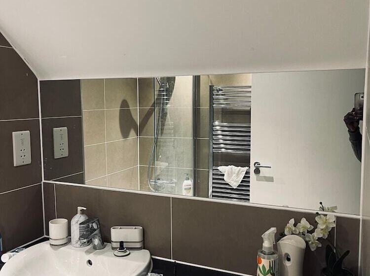 اقامتگاه Immaculate 4 Bed House In Chelmsford