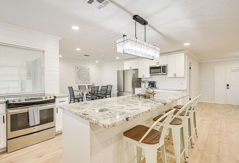 Spring Hill Home W/ Pool, Bbq Grill & Outdoor Tv!