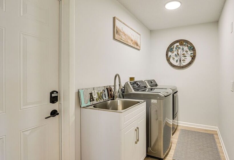 Spring Hill Home W/ Pool, Bbq Grill & Outdoor Tv!