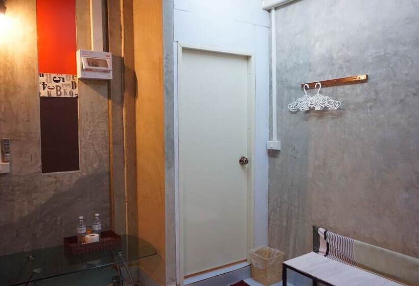 هتل Chiangkhan Modern Home