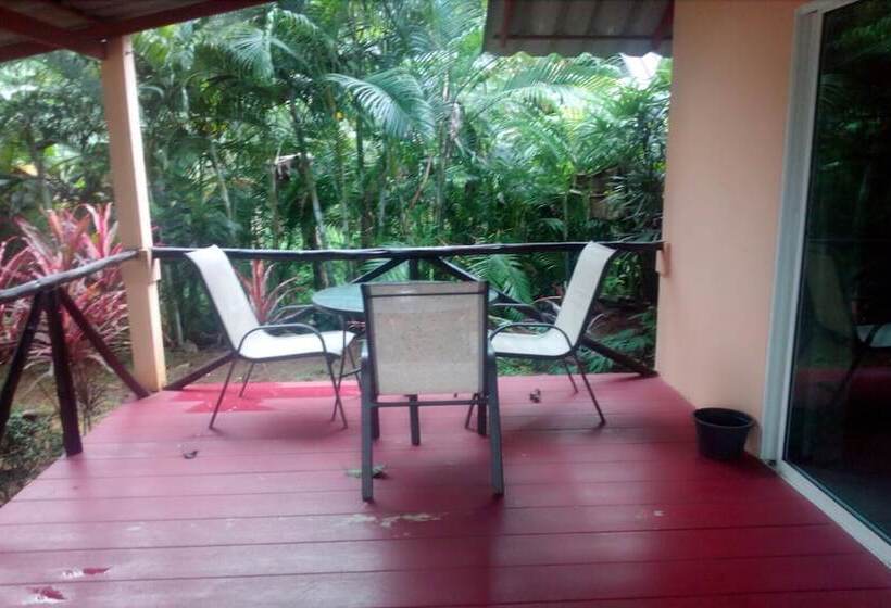 בית מלון כפרי Saint Tropez Resort