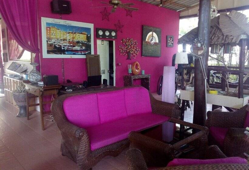 בית מלון כפרי Saint Tropez Resort