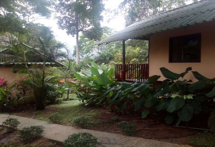 בית מלון כפרי Saint Tropez Resort