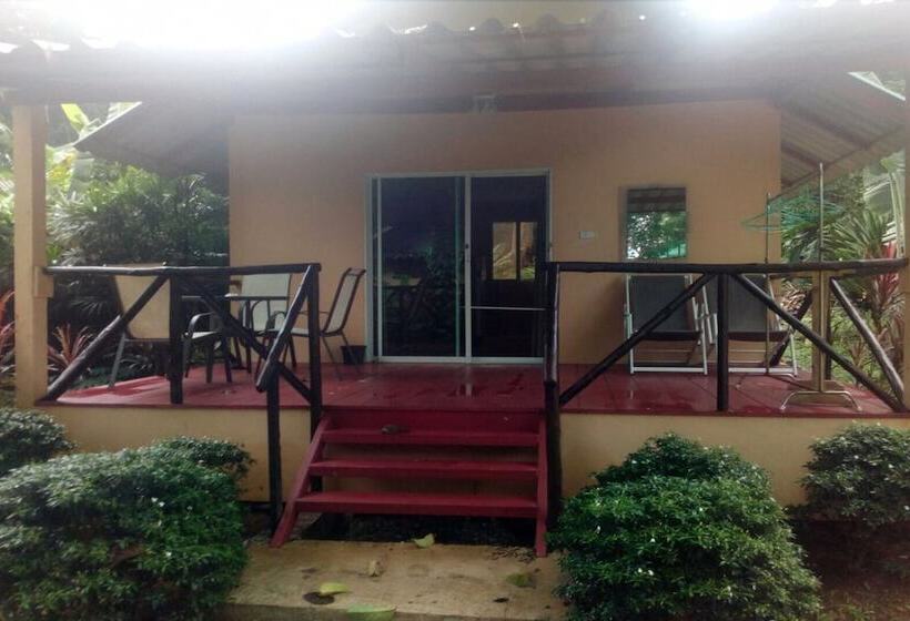 בית מלון כפרי Saint Tropez Resort