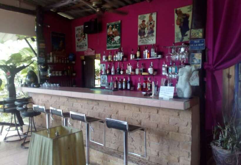 בית מלון כפרי Saint Tropez Resort