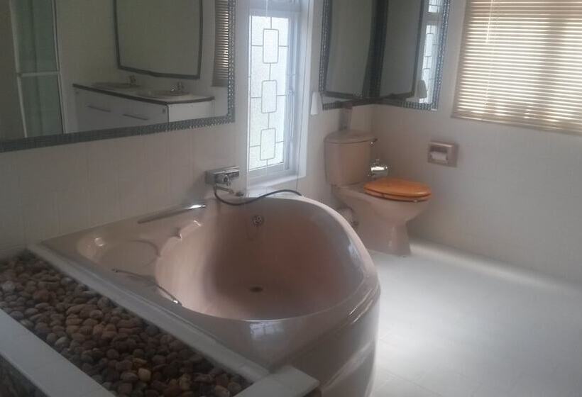 Mhlangeni Lodge B&b   Adults Only