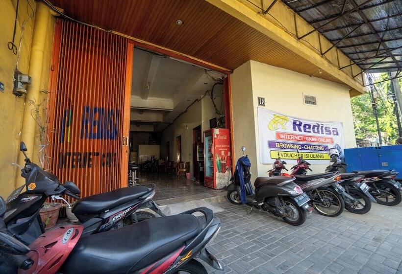 هتل Redisa Redpartner Near Rs Saiful Anwar